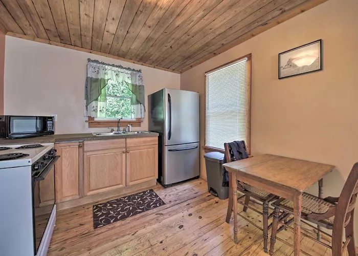 Pet-Friendly Cottage With Fire Pit - 3 Mi To Siu!
