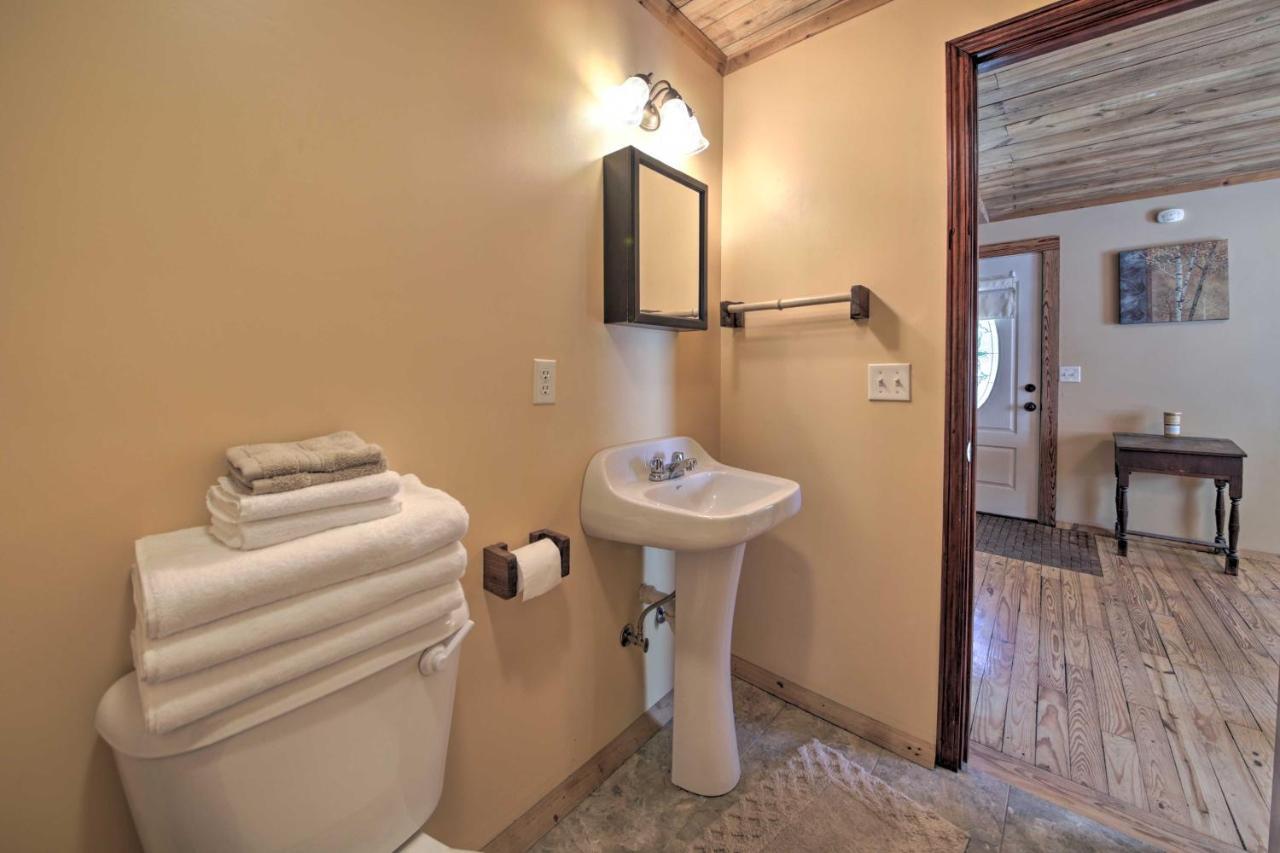 Pet-friendly With Fire Pit - 3 Mi To Siu! Holiday home
